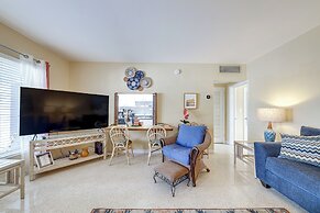 Ft Lauderdale Apt w/ Pool - 1 Mi to Beach Access!