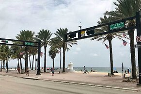 Ft Lauderdale Apt w/ Pool - 1 Mi to Beach Access!