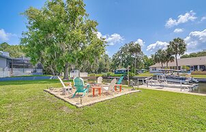 Crystal River Getaway w/ Dock, Kayaks & Bicycles!