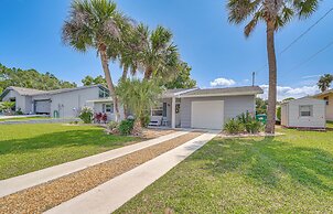 Crystal River Getaway w/ Dock, Kayaks & Bicycles!