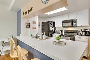 Condo w/ Pool Access & Patio: 8 Mi to Disney!