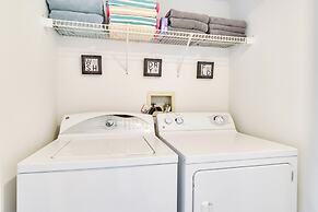 Condo w/ Pool Access & Patio: 8 Mi to Disney!