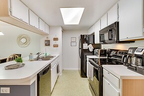 Condo w/ Pool Access & Patio: 8 Mi to Disney!