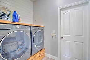 Airy Crystal River Retreat w/ Backyard Oasis!