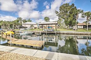 Canalside Crystal River Home w/ Dock & Kayaks