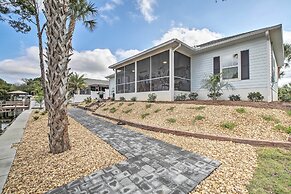 Canalside Crystal River Home w/ Dock & Kayaks