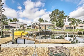 Canalside Crystal River Home w/ Dock & Kayaks