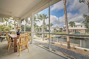 Canalside Crystal River Home w/ Dock & Kayaks