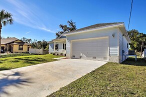 Canalside Crystal River Home w/ Dock & Kayaks