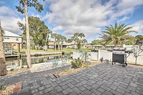 Canalside Crystal River Home w/ Dock & Kayaks