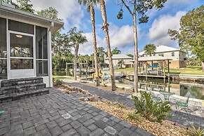 Canalside Crystal River Home w/ Dock & Kayaks