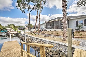 Canalside Crystal River Home w/ Dock & Kayaks