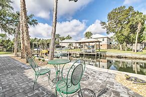 Canalside Crystal River Home w/ Dock & Kayaks