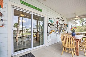 Canalside Crystal River Home w/ Dock & Kayaks