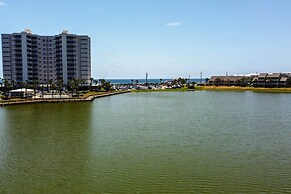 Beachy Lakefront Escape - Walk to the Shore!