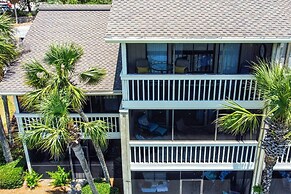 Beachy Lakefront Escape - Walk to the Shore!