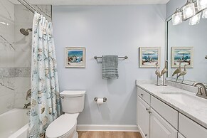 Beachy Lakefront Escape - Walk to the Shore!