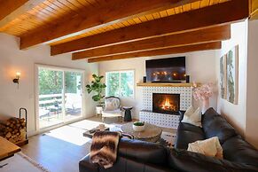 Picturesque Cabin: 2 Balconies, Walk to Lake!