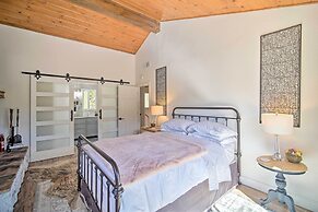 Picturesque Cabin: 2 Balconies, Walk to Lake!