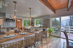 Picturesque Cabin: 2 Balconies, Walk to Lake!