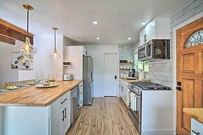 Picturesque Cabin: 2 Balconies, Walk to Lake!