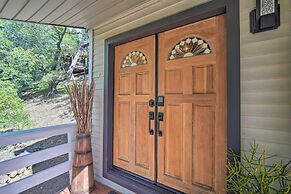 Picturesque Cabin: 2 Balconies, Walk to Lake!