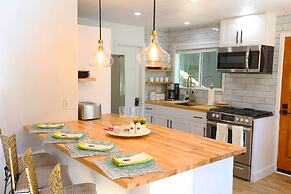 Picturesque Cabin: 2 Balconies, Walk to Lake!