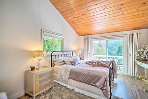 Picturesque Cabin: 2 Balconies, Walk to Lake!