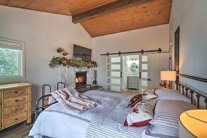 Picturesque Cabin: 2 Balconies, Walk to Lake!