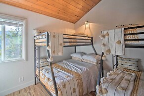 Picturesque Cabin: 2 Balconies, Walk to Lake!