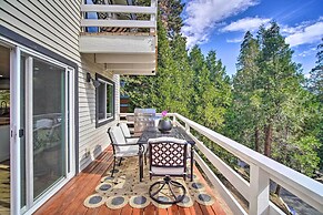 Picturesque Cabin: 2 Balconies, Walk to Lake!