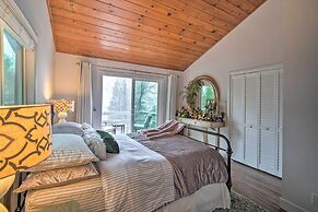 Picturesque Cabin: 2 Balconies, Walk to Lake!