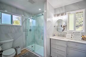 Picturesque Cabin: 2 Balconies, Walk to Lake!