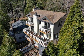 Picturesque Cabin: 2 Balconies, Walk to Lake!