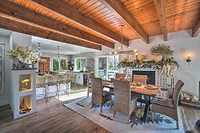 Picturesque Cabin: 2 Balconies, Walk to Lake!