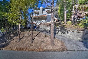 Picturesque Cabin: 2 Balconies, Walk to Lake!