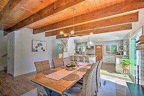 Picturesque Cabin: 2 Balconies, Walk to Lake!