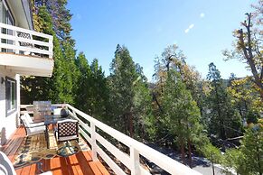 Picturesque Cabin: 2 Balconies, Walk to Lake!