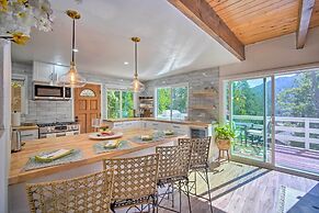 Picturesque Cabin: 2 Balconies, Walk to Lake!