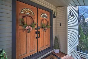 Picturesque Cabin: 2 Balconies, Walk to Lake!