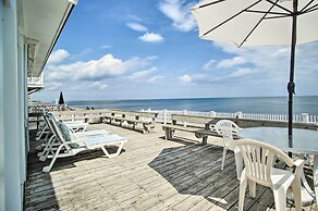 2 Decks + Beach Access: Oceanfront Getaway!