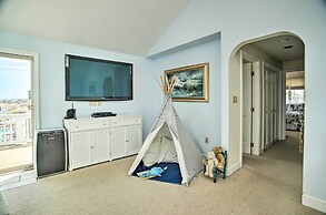 2 Decks + Beach Access: Oceanfront Getaway!