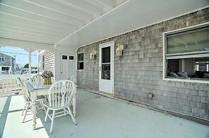 2 Decks + Beach Access: Oceanfront Getaway!