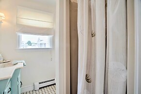 2 Decks + Beach Access: Oceanfront Getaway!