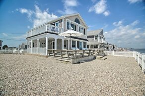2 Decks + Beach Access: Oceanfront Getaway!