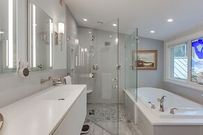 Vibrant Sterling Lakefront Lodge w/ Kayaks