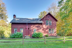 Tranquil 3 BR Stockbridge House w/ Private Deck!