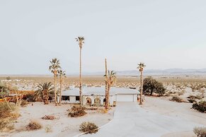 Chic Joshua Tree Pad w/ Mountain Views & Hot Tub