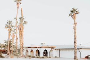 Chic Joshua Tree Pad w/ Mountain Views & Hot Tub