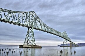 Sleek Riverfront Condo on Pier in Downtown Astoria